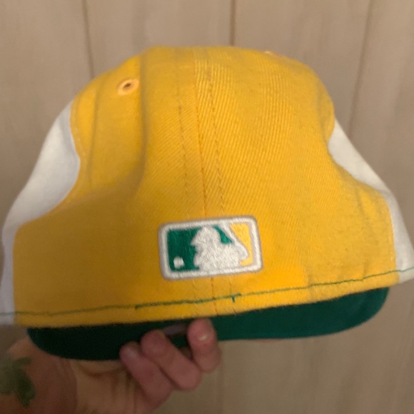Limited Edition green and yellow fitted Atlanta Braves Hat - Picture 2 of 3